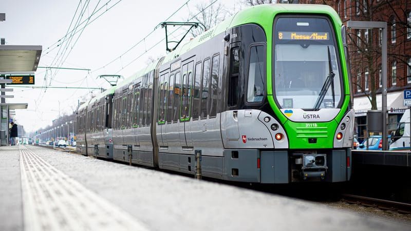 Eine Straßenbahn hält an einer Stadtbahnhaltestelle in Hannover: Der Unfall ereignete sich am frühen Morgen. Eine Straßenbahn hält an einer Stadtbahnhaltestelle in Hannover: Der Unfall ereignete sich am frühen Morgen.