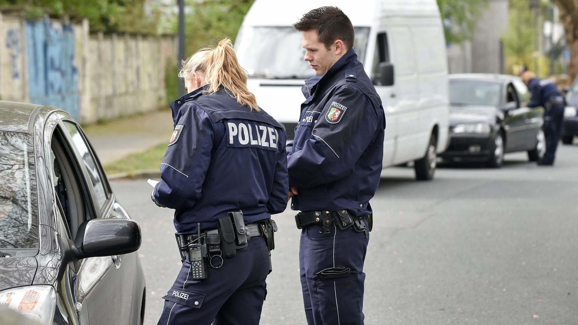 Eine Verkehrskontrolle in Gelsenkirchen (Symbolbild): Ein Routineeinsatz wurde für zwei Beamte zur potenziell tödlichen Gefahr.