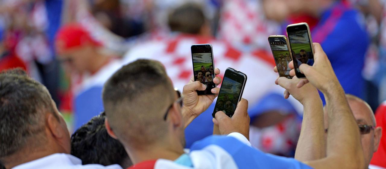 Füßballfans mit Handys