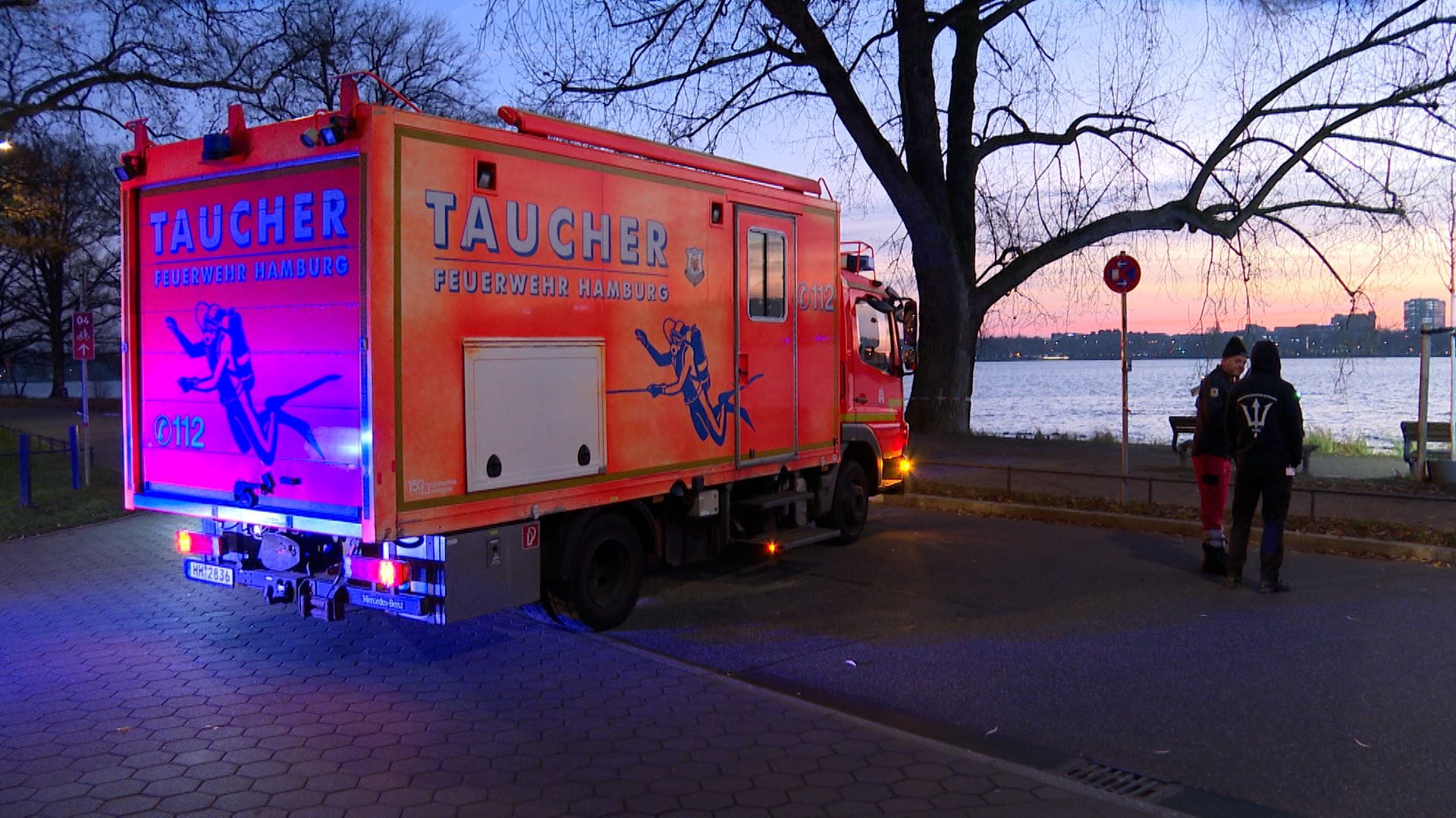 Einsatz an der Hamburger Alster: Zwei vollbesetzte Profi-Ruderboote stießen zusammen.