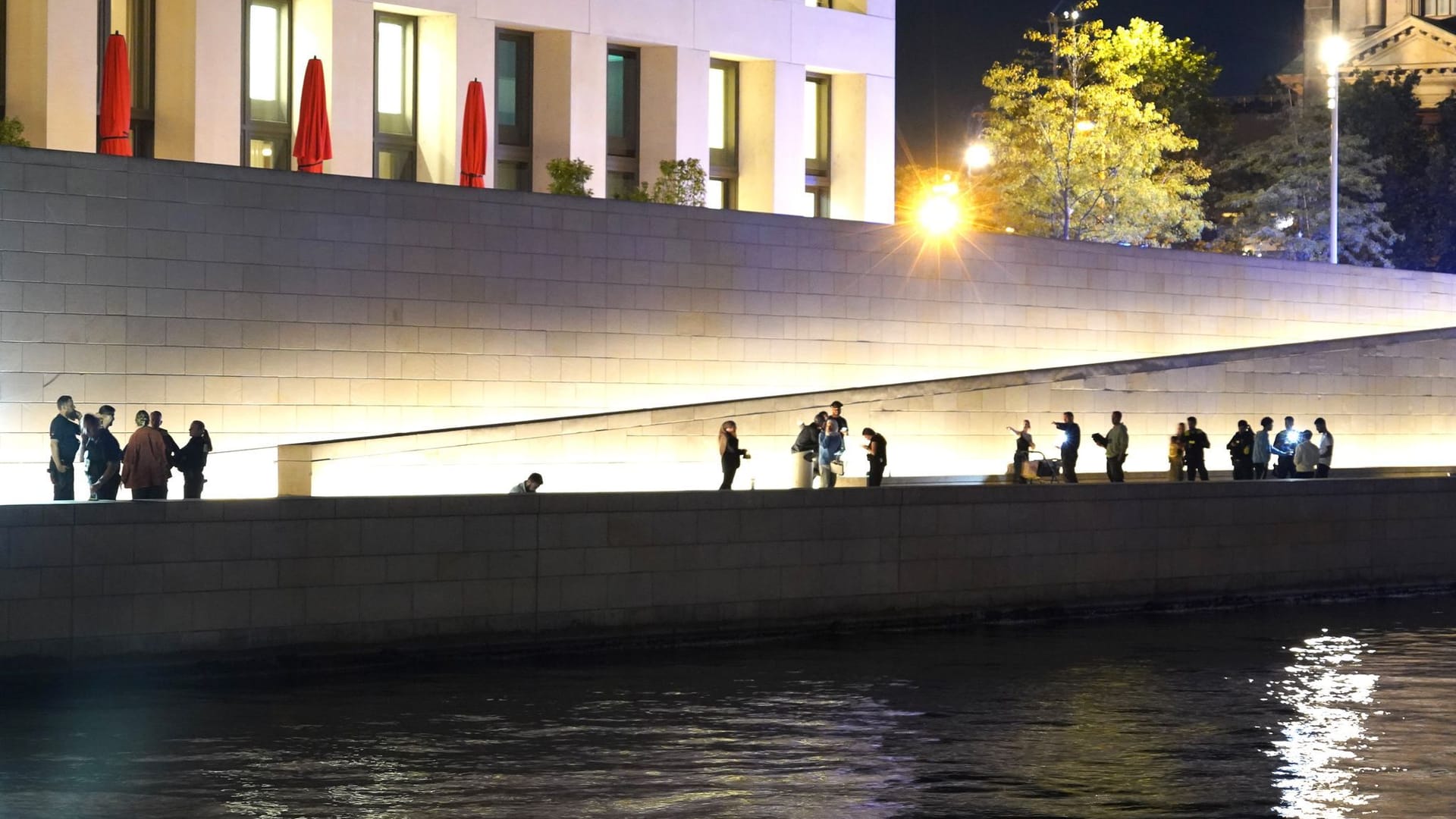 Einsatzkräfte der Polizei stehen vor dem Humboldt-Forum am Ufer der Spree: Nach einem dortigen Streit war eine Person ums Leben gekommen. Einsatzkräfte der Polizei stehen vor dem Humboldt-Forum am Ufer der Spree: Nach einem dortigen Streit war eine Person ums Leben gekommen.
