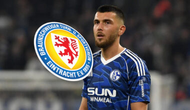 Hasan Kurucay schaut im Schalke-Trikot auf das Wappen von Eintracht Braunschweig.