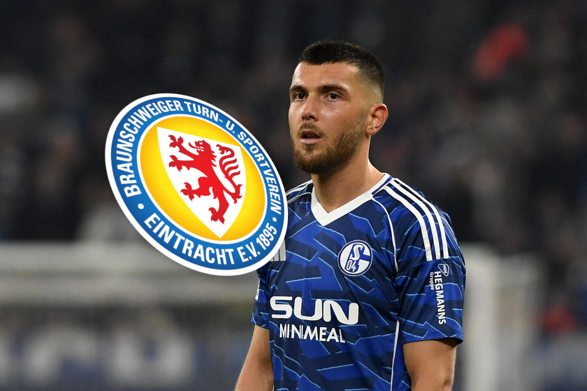 Hasan Kurucay schaut im Schalke-Trikot auf das Wappen von Eintracht Braunschweig.