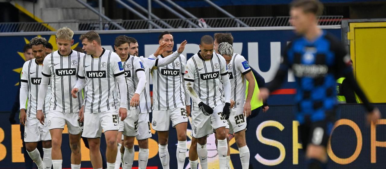 Die Mannschaft des SV Elversberg bejubelt einen Treffer in Paderborn