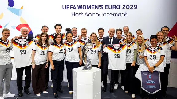 Die deutsche Delegation freut sich über den Zuschlag für die EM 2029 | picture alliance/dpa/KEYSTONE Die deutsche Delegation freut sich über den Zuschlag für die EM 2029