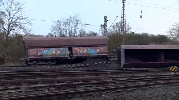 Entgleiste Waggons eines Güterzugs bei Elze auf der Bahnstrecke zwischen Hannover und Göttingen.