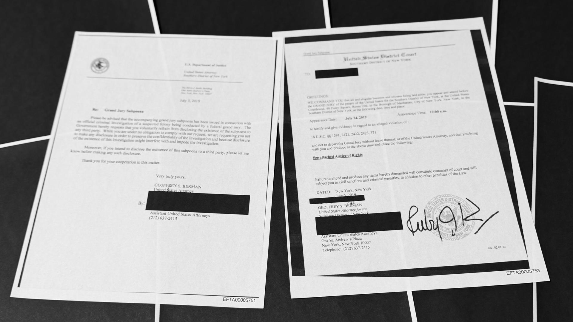 Teilweise geschwärzte Seiten zeigen die Vorladung der New Yorker Grand Jury im Rahmen der Ermittlungen gegen Jeffrey Epstein und Ghislaine Maxwell. 