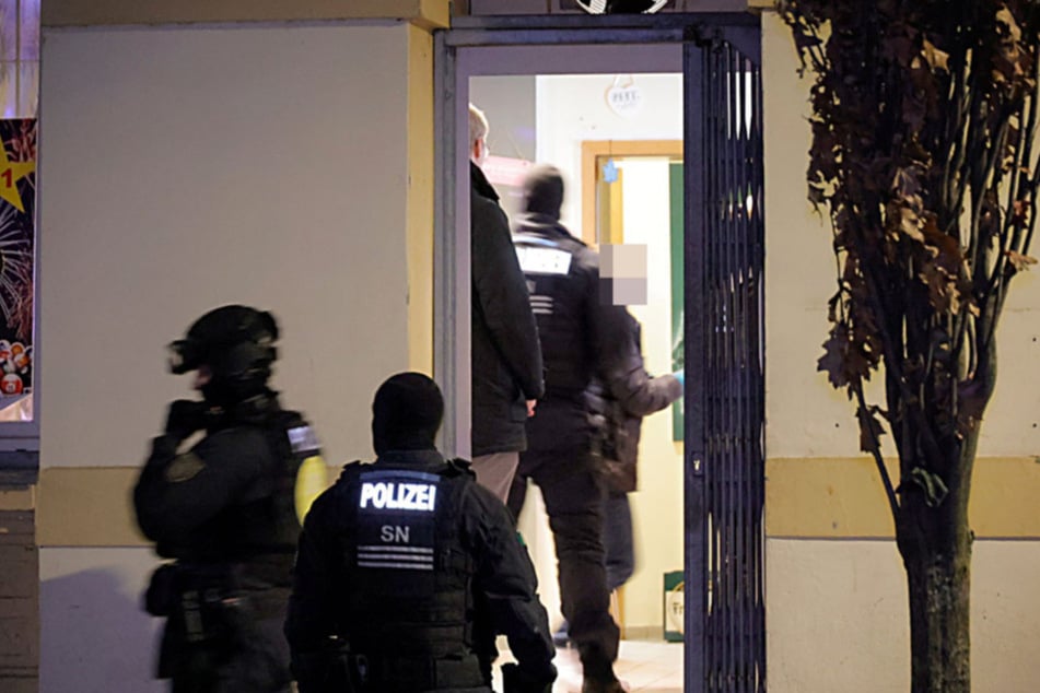 Neben dem 41-jährigen Tatverdächtigen fanden die Beamten in der Zietenstraße auch Drogen und Bargeld in szenetypischer Stückelung.