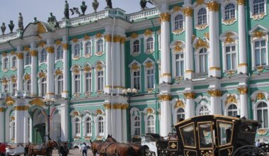 Die Eremitage in Sankt Petersburg im Jahr 2009 - mit historischer Kutsche
