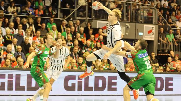 Steuerte vier Tore zum 26. Saison-Punkt des THW Kiel bei: Eric Johansson (Mitte), hier gegen Felix Claar (links) und Elvar Örn Jonsson vom SC Magdeburg.