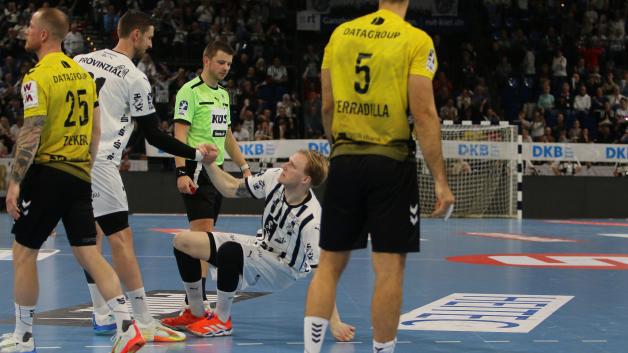 Der erste Gratulant nach dem Freiwurf-Tor von Eric Johanssons (Mitte) war Hendrik Pekeler (hinten links), der erstmals nach seinem Achillessehnenriss wieder für den THW Kiel spielte. Patrick Zieker (vorne links) und Antonio Serradilla vom TVB Stuttgart sind bedient.