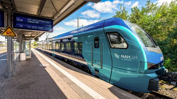 Ein Erixx-Zug steht an einem Bahnsteig.