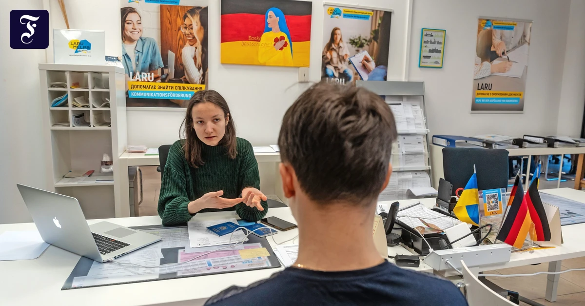 Ukrainische Männer in Deutschland: Statt der Front ruft der Papierkrieg