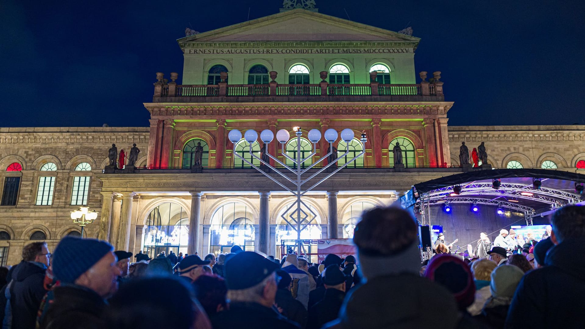 Eröffnung des jüdischen Chanukka-Festes: Der Menora-Leuchter der Jüdischen Gemeinde leuchtet auf dem Opernplatz in Hannover. Eröffnung des jüdischen Chanukka-Festes: Der Menora-Leuchter der Jüdischen Gemeinde leuchtet auf dem Opernplatz in Hannover.