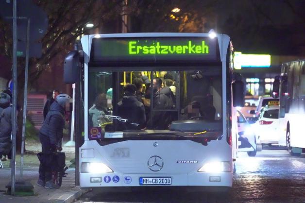 Einstieg in den Ersatzverkehr in Ahrensburg. 