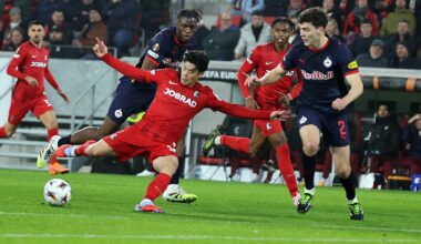 Yuito Suzuki vom SC Freiburg schießt im Fallen den Ball.