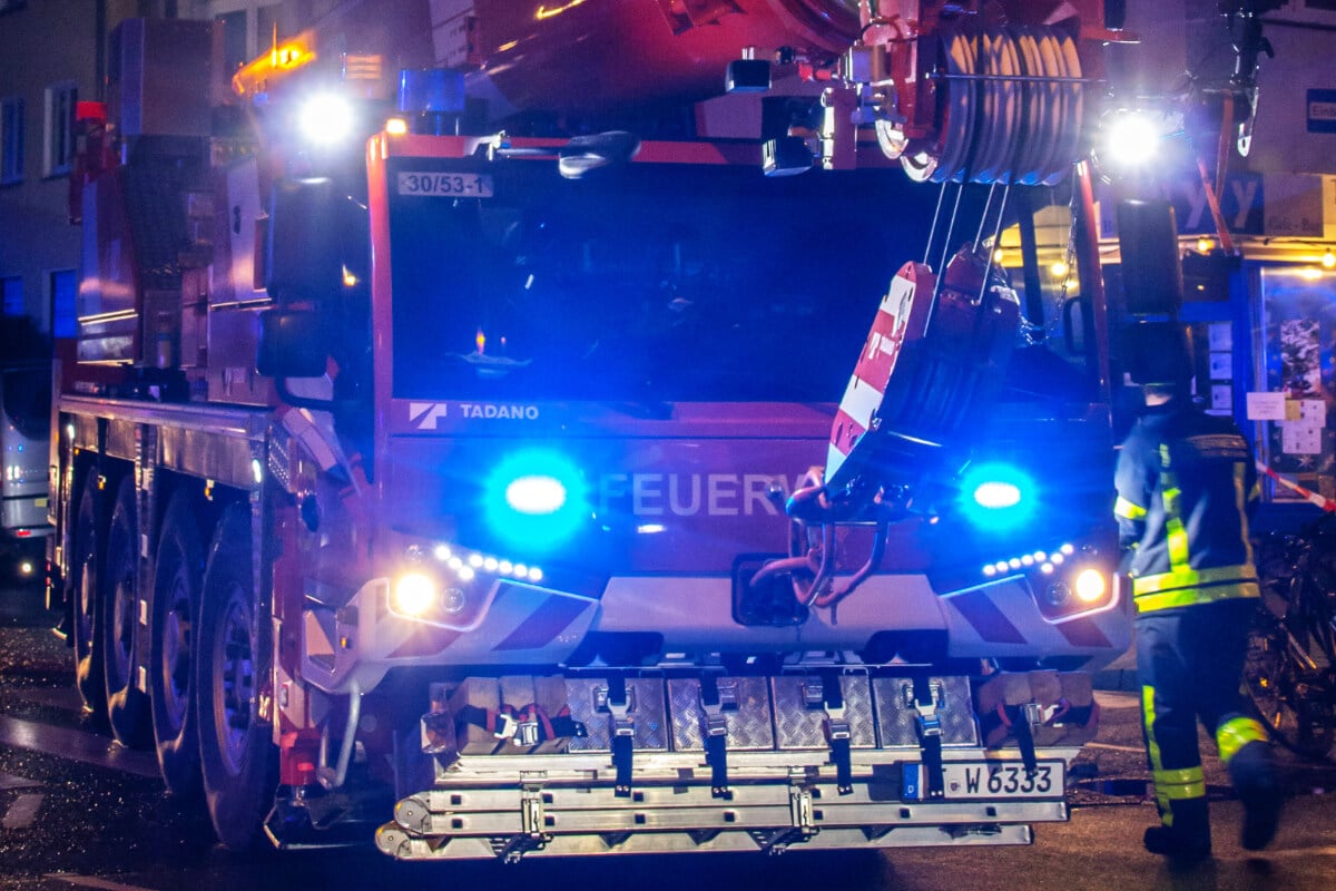 Wohnung voller Müll in Flammen