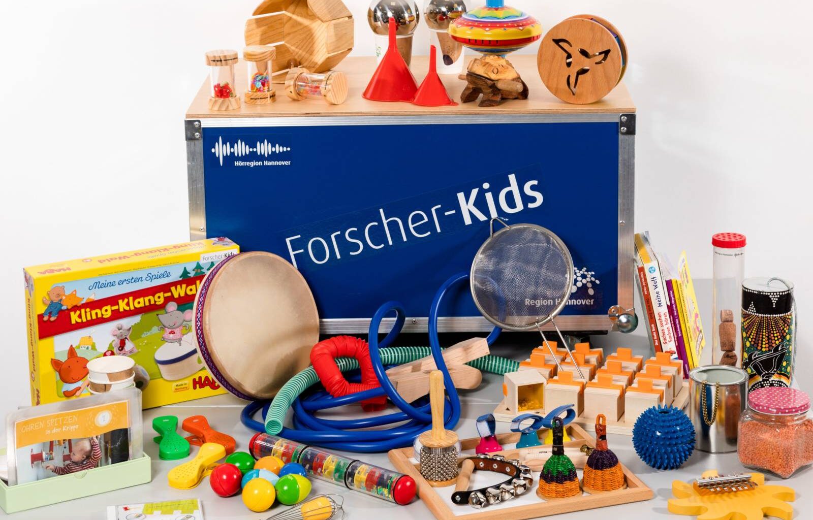 Eine Entdeckerkiste mit buntem Inhalt