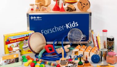 Eine Entdeckerkiste mit buntem Inhalt