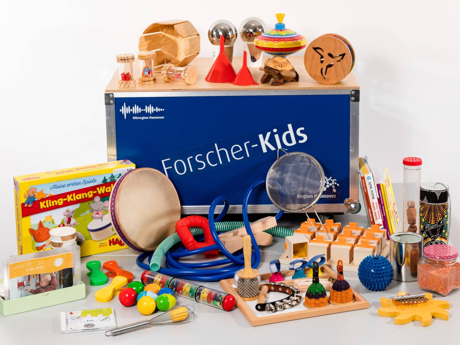 Eine Entdeckerkiste mit buntem Inhalt