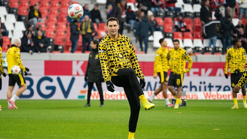 Niklas Süle trainiert mit Ball auf dem Fußballfeld