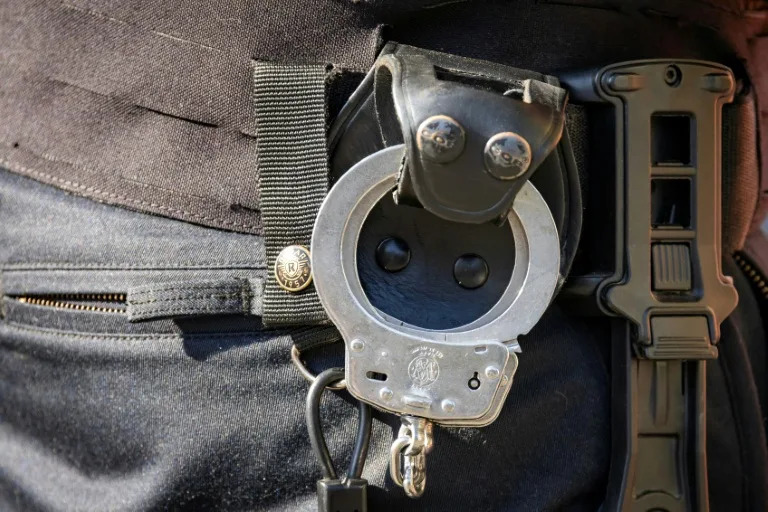 Eine 56 Jahre alte Frau hat in Nordrhein-Westfalen den Freund ihrer Tochter auf einer Landstraße mit einem Messer attackiert. Der 27-Jährige wurde schwer verletzt. (Bild: Odd ANDERSEN/AFP/AFP)