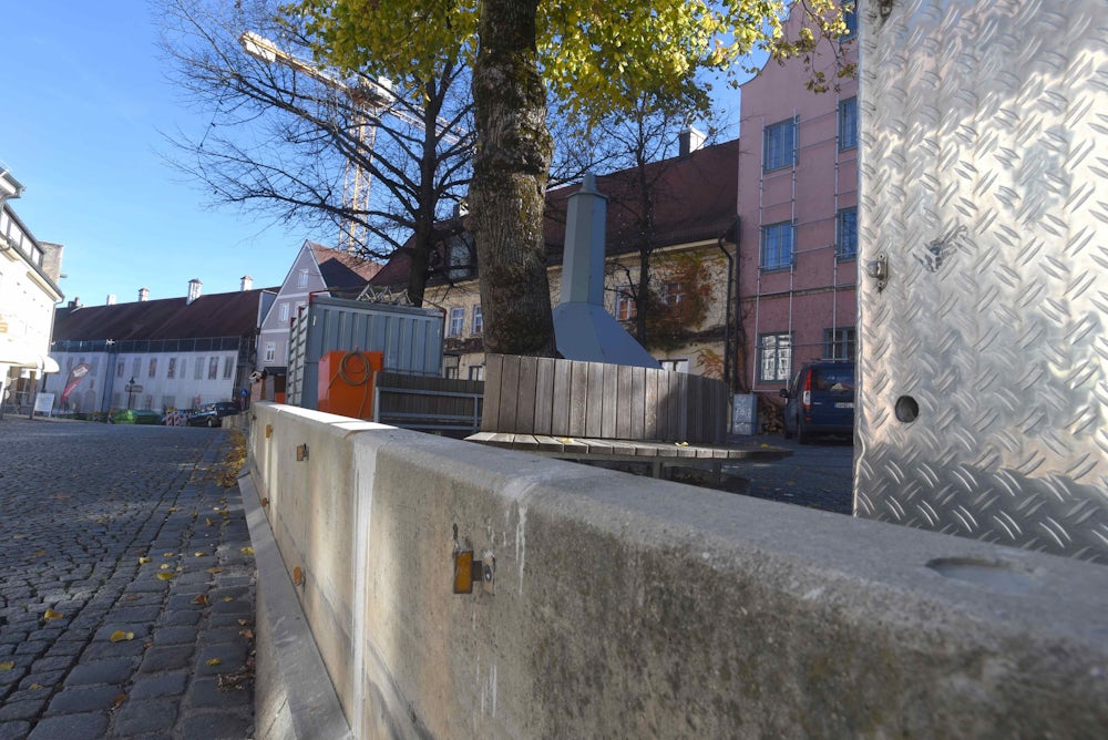 Heuer umgeben zum Schutz der Besucher Betonsperren das Gelände.