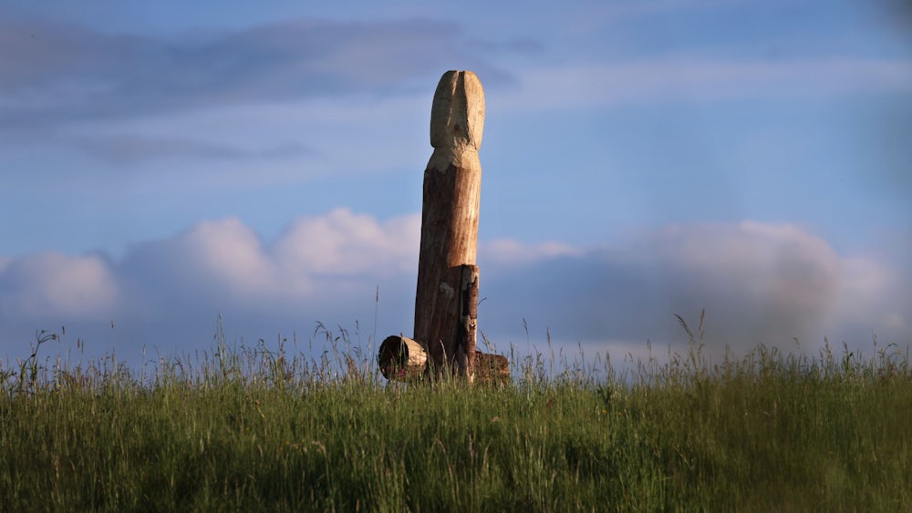 Ein über zwei Meter hoher Holzphallus (Archivbild aus dem Allgäu) wurde im Mai in einem Ismaninger Gewerbegebiet aufgestellt.