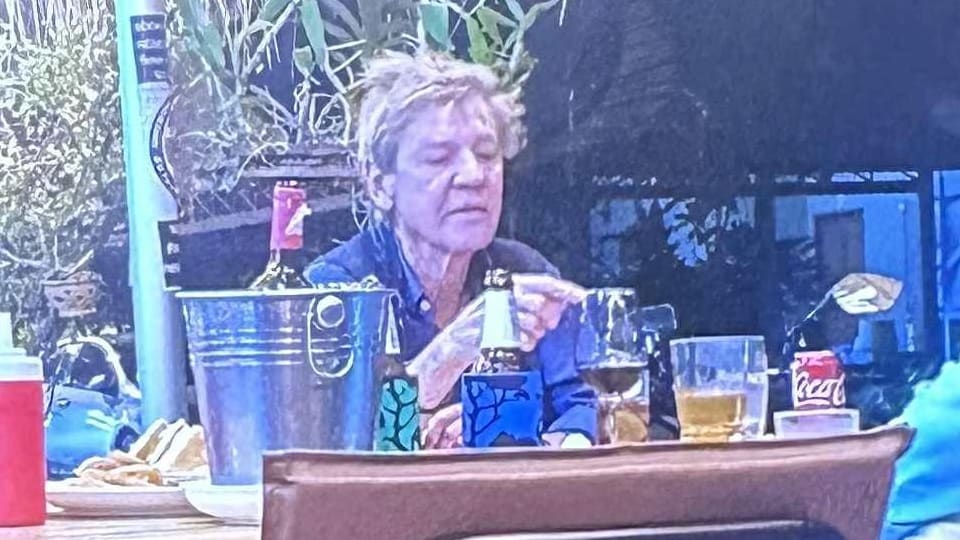 Ernst August im sonnigen Thailand: Drinks am Strand! | Unterhaltung