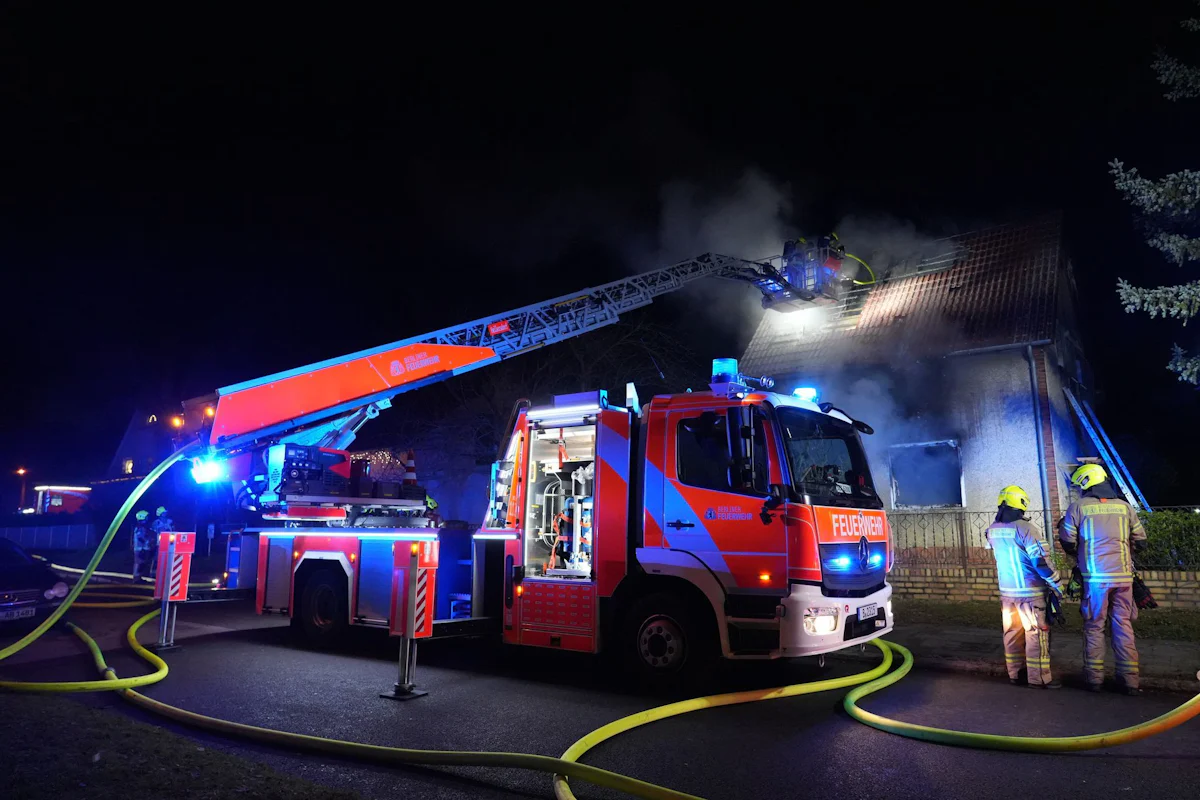 Rettungseinsatz - Kind bei Brand in Einfamilienhaus in Berlin gestorben - Panorama
