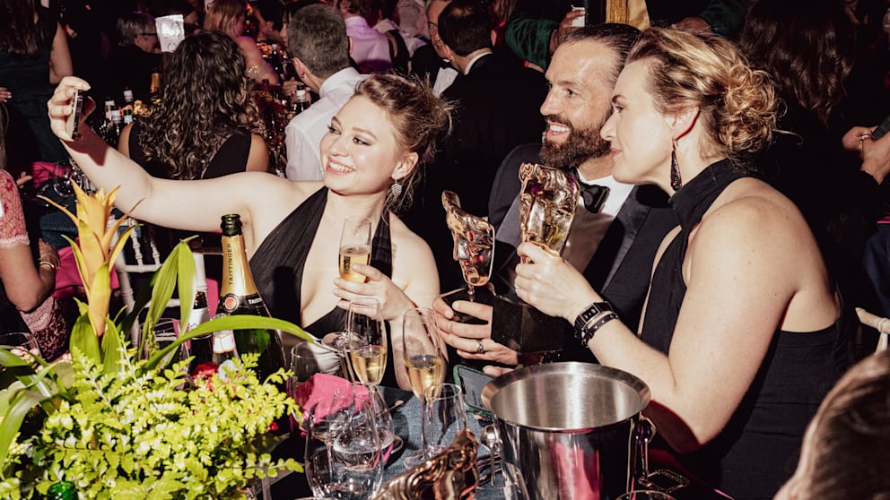 Kate Winslet (r.) mit Ehemann Edward Abel Smith (47) und Tochter Mia Threapleton (25, Vater ist Winslets Ex-Mann Jim Threapleton) bei den BAFTA Television Awards in London 2023