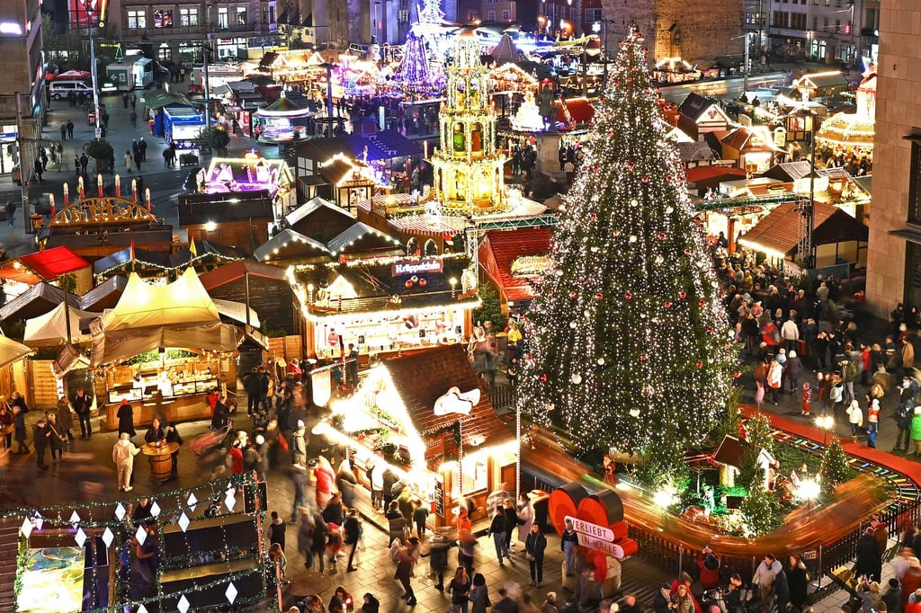 Blick auf den Marktplatz in Halle während der feierlichen Eröffnung des Weihnachtsmarktes. 