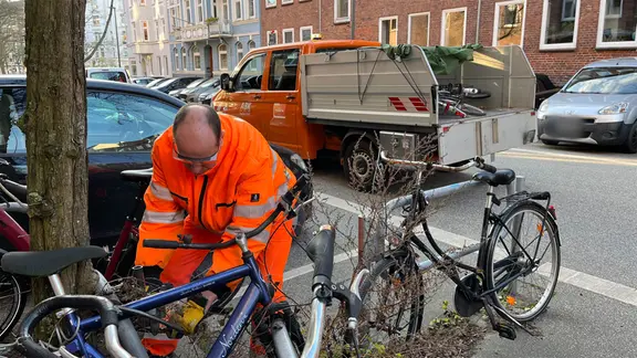Dieses Fahrrad wurde wohl schon länger nicht bewegt, meint Schmökel. | NDR, Moritz Mayer Ein Mann sammelt Schrotträder ein.