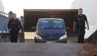 Entscheidung im Fall Fabian: Ein Fahrzeug verlässt die Tiefgarage des Amtsgerichts Rostock