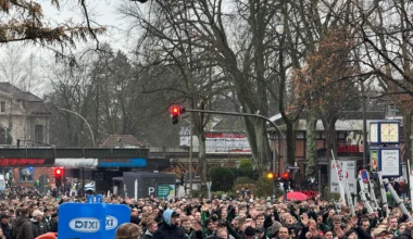 Nordderby in Hamburg: Polizei im Großeinsatz - Fans bleiben friedlich