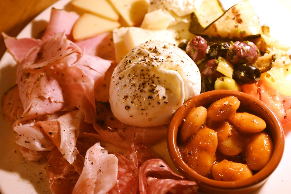 Passend zu den Drinks gibt es eine Aperitivo-Platte.