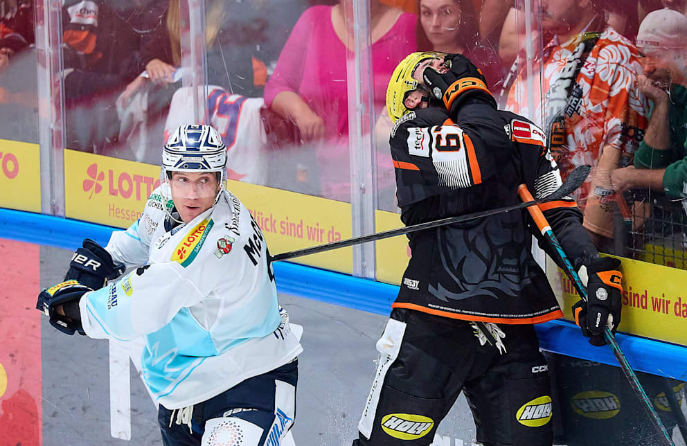 Dresdens Alec McCrea erwischt Frankfurts Matthew Wedman - Dienstag muss der Letzte punktetechnisch dreifach zuschlagen