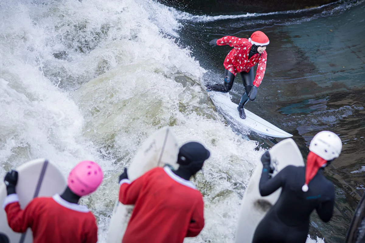 „Santa Surf“ - Nikoläuse surfen auf eiskalter Leine in Hannover - Bayern
