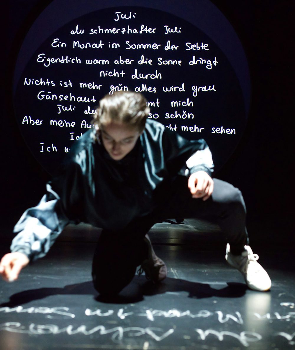 Das dokumentarische Theaterstück „Offene Wunde“  am Volkstheater thematisiert das Attentat im Münchner OEZ (Szene mit Ruth Bohsung).