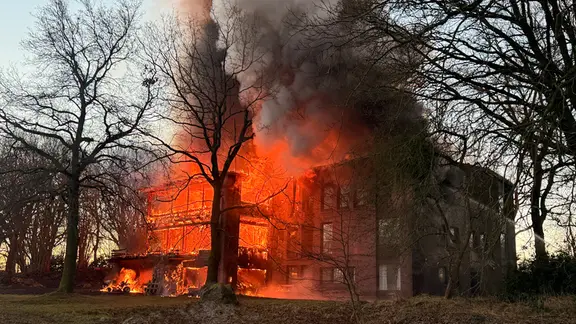 Ein Haus in Hennstedt steht im Vollbrand