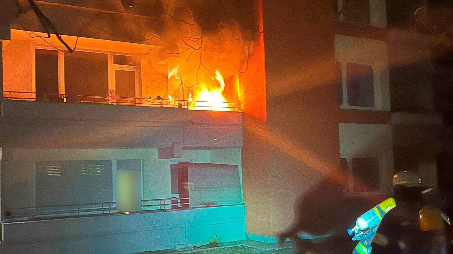Feuer auf dem Balkon eines Mehrparteienhauses: