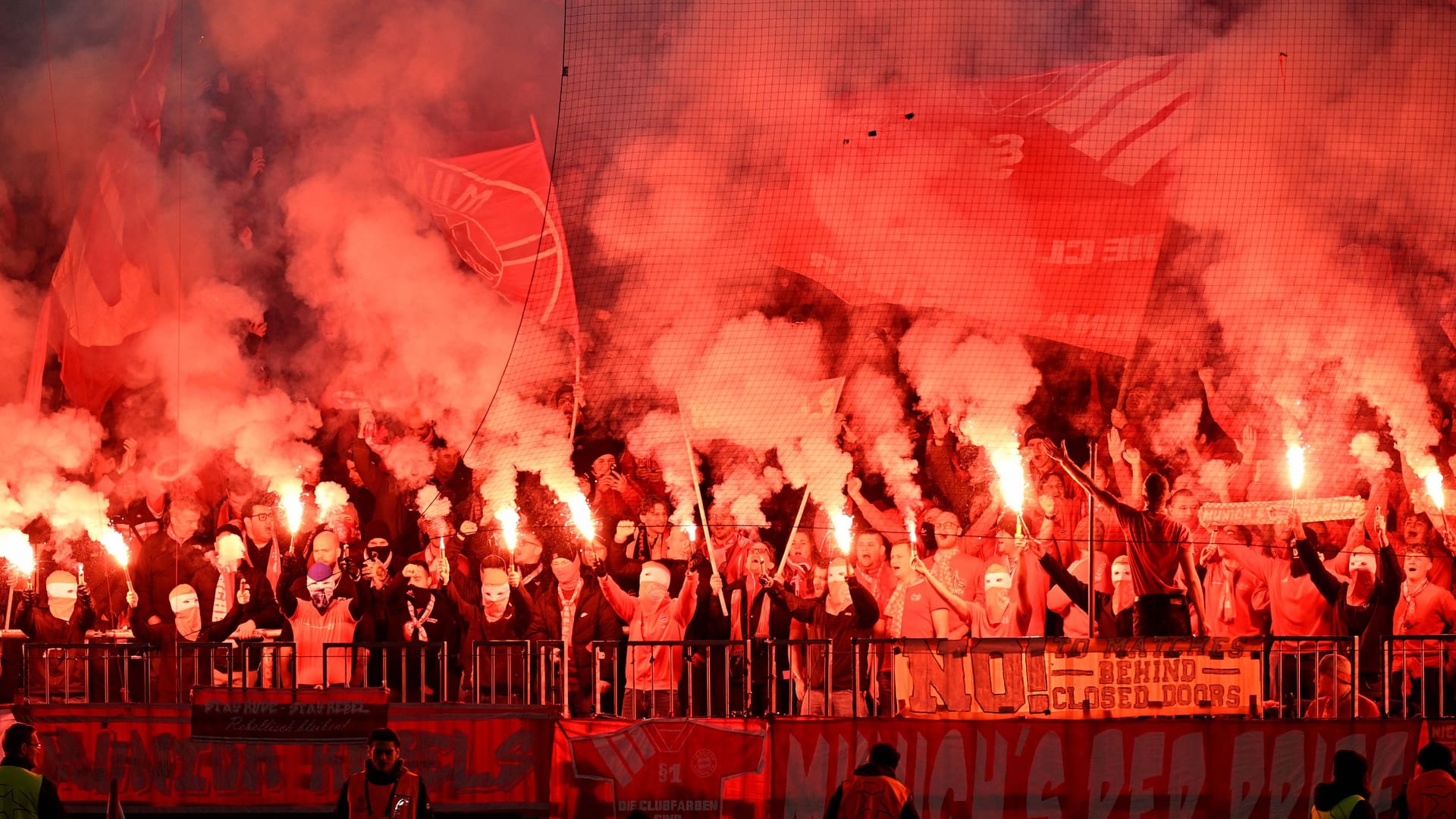 Feuer und Flamme für den FC Bayern: Die Fans des Rekordmeisters im Spiel gegen Sporting.
