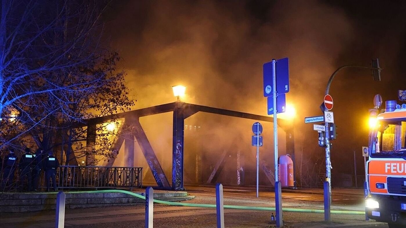 Brücke in Berlin-Schöneberg nach Feuer gesperrt