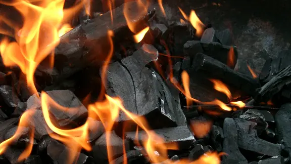 Kohle und Feuer in Nahaufnahme.