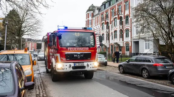 Ein Feuerwehrauto steht in einer Straßen in Flensburg.