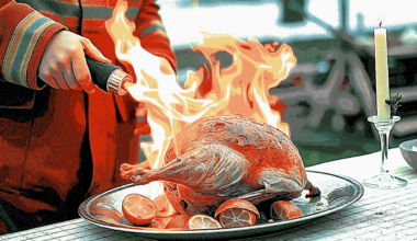 Fachbereichsleiter überreicht Weihnachtsbraten an die Feuerwehr in der Hauptwache - HalleSpektrum.de