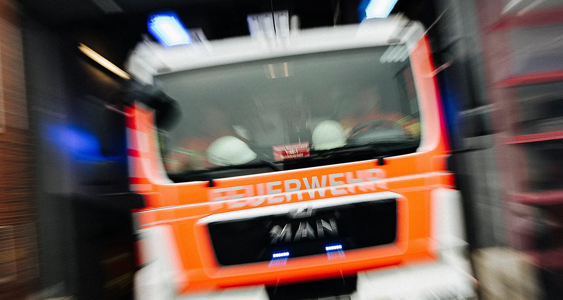 Brennender SUV sorgt für A2-Sperrung - Auto zerstört - NDR.de