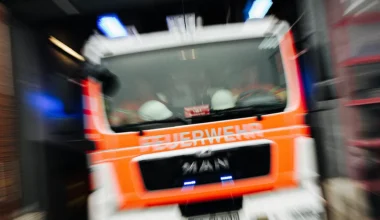 Brennender SUV sorgt für A2-Sperrung - Auto zerstört - NDR.de