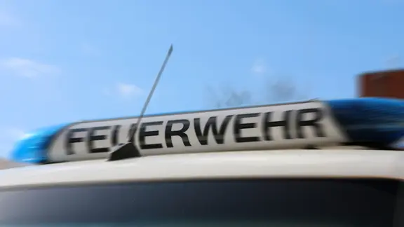 Schriftzug "Feuerwehr" ist auf der Blaulichtanlage eines Feuerwehrautos zu sehen.