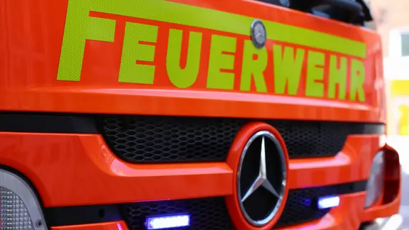 Schriftzug "Feuerwehr" ist auf der roten Motorhaube eines Feuerwehrautos zu sehen.